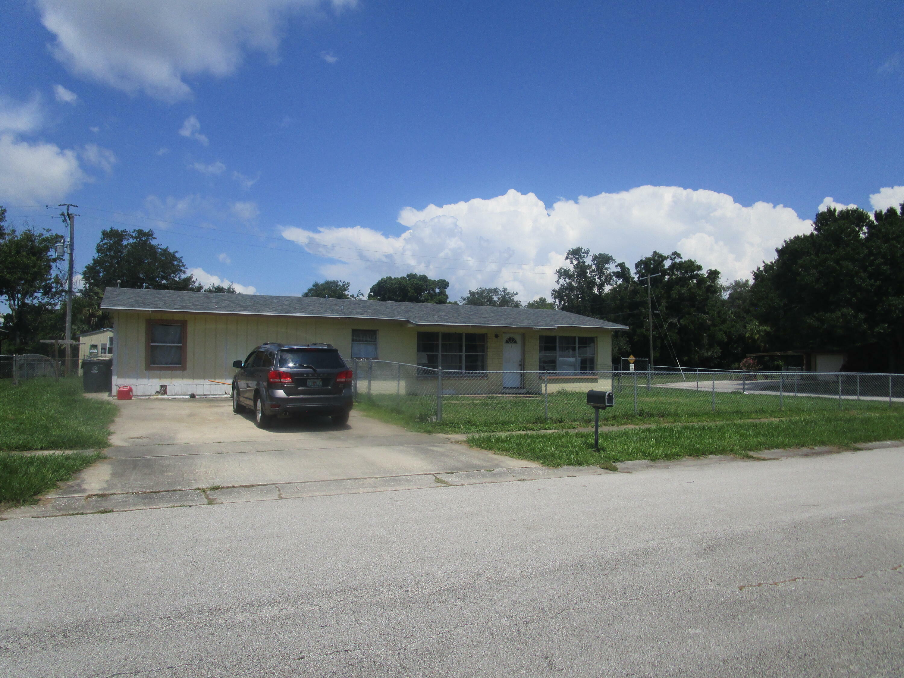 Property Photo:  1218 Crescent Drive  FL 32796 