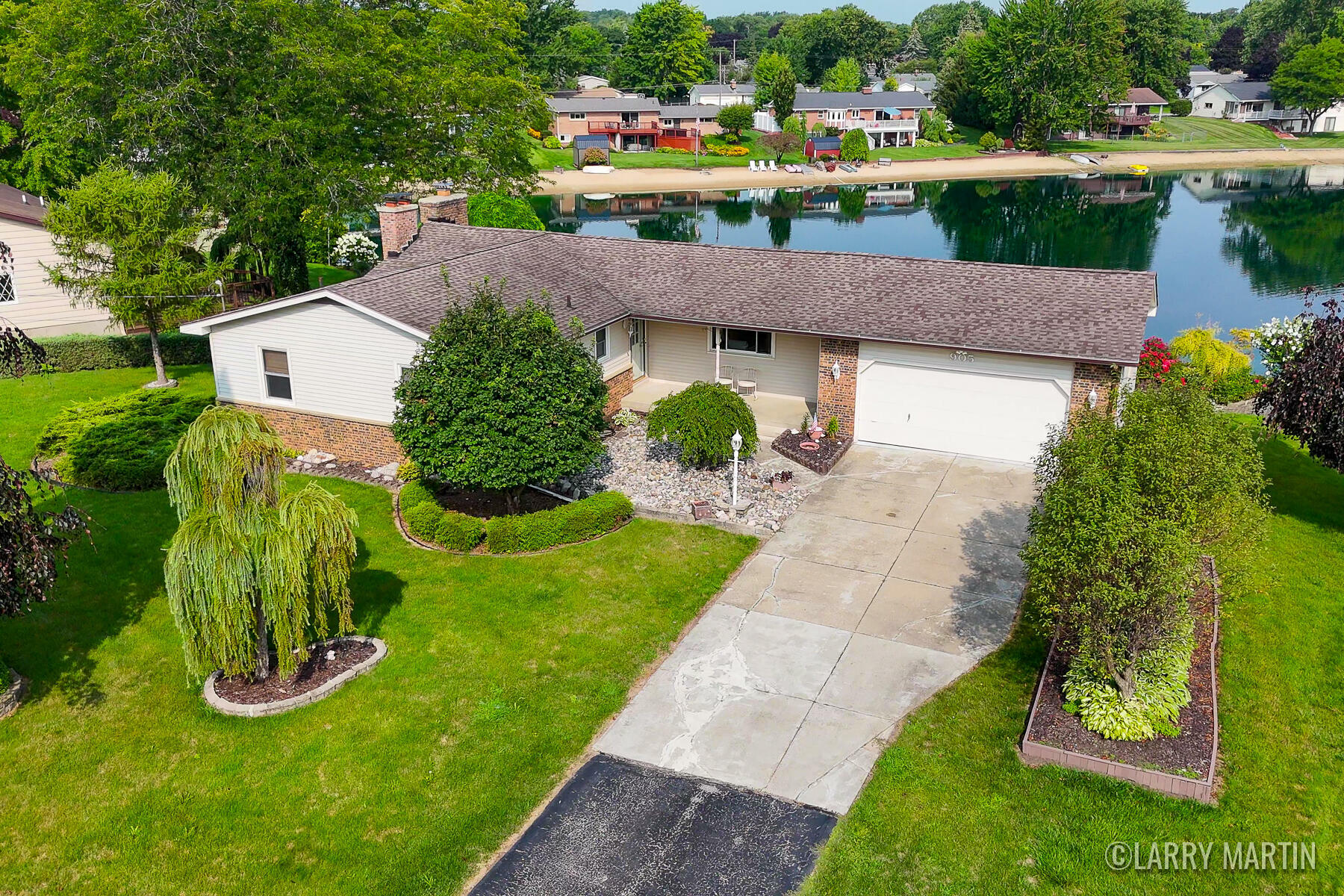 Property Photo:  905 Crystal Drive  MI 49428 