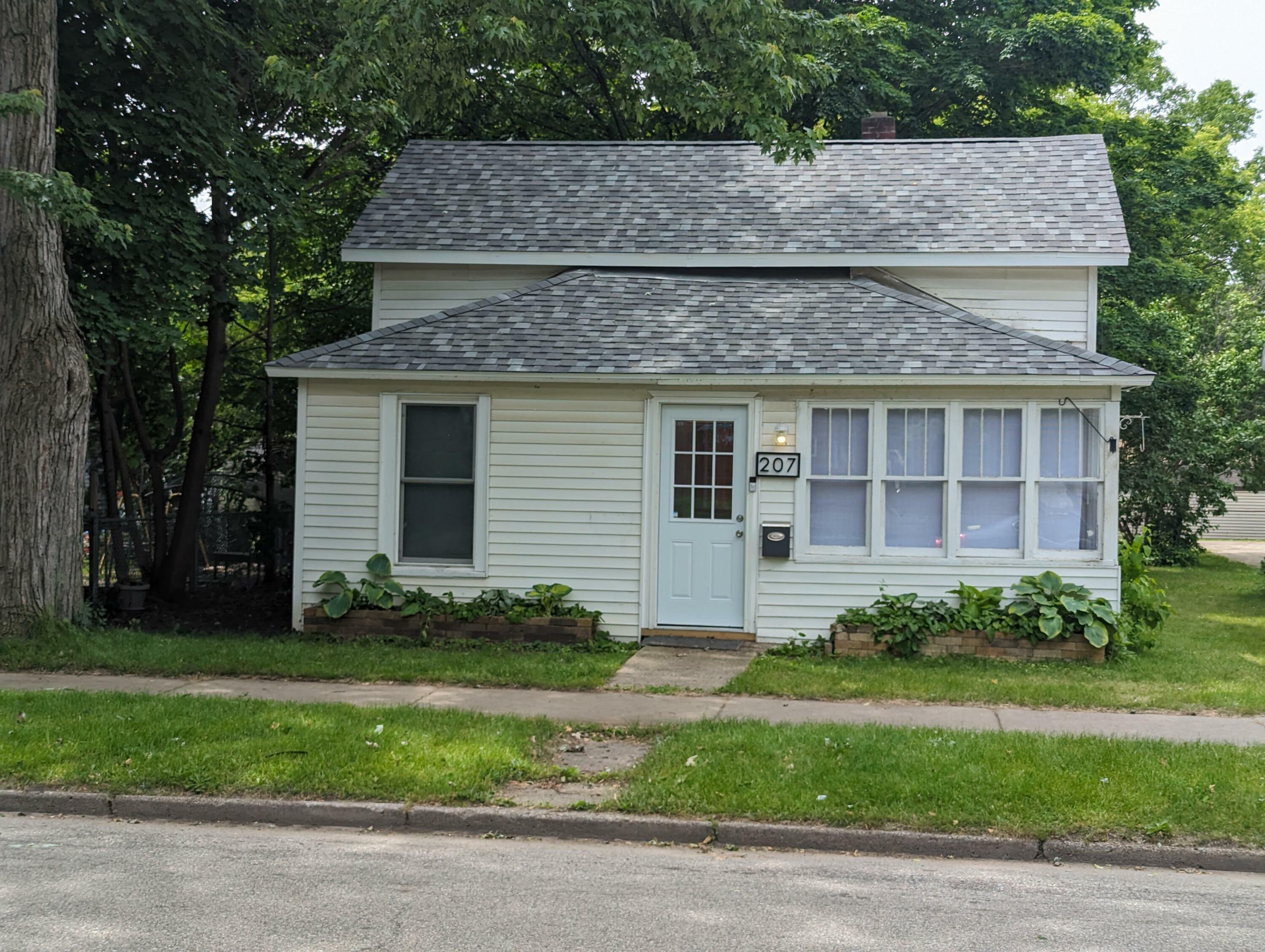 Property Photo:  207 2nd Avenue  MI 49307 