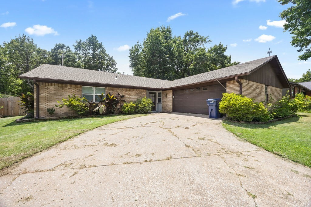 Property Photo:  2218 W Tulsa Street  AR 72761 