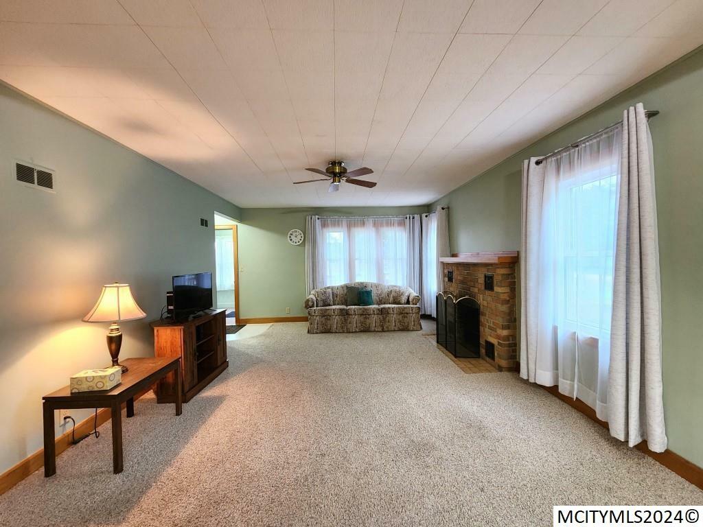Property Photo: 405 S 12th St IA 50428
