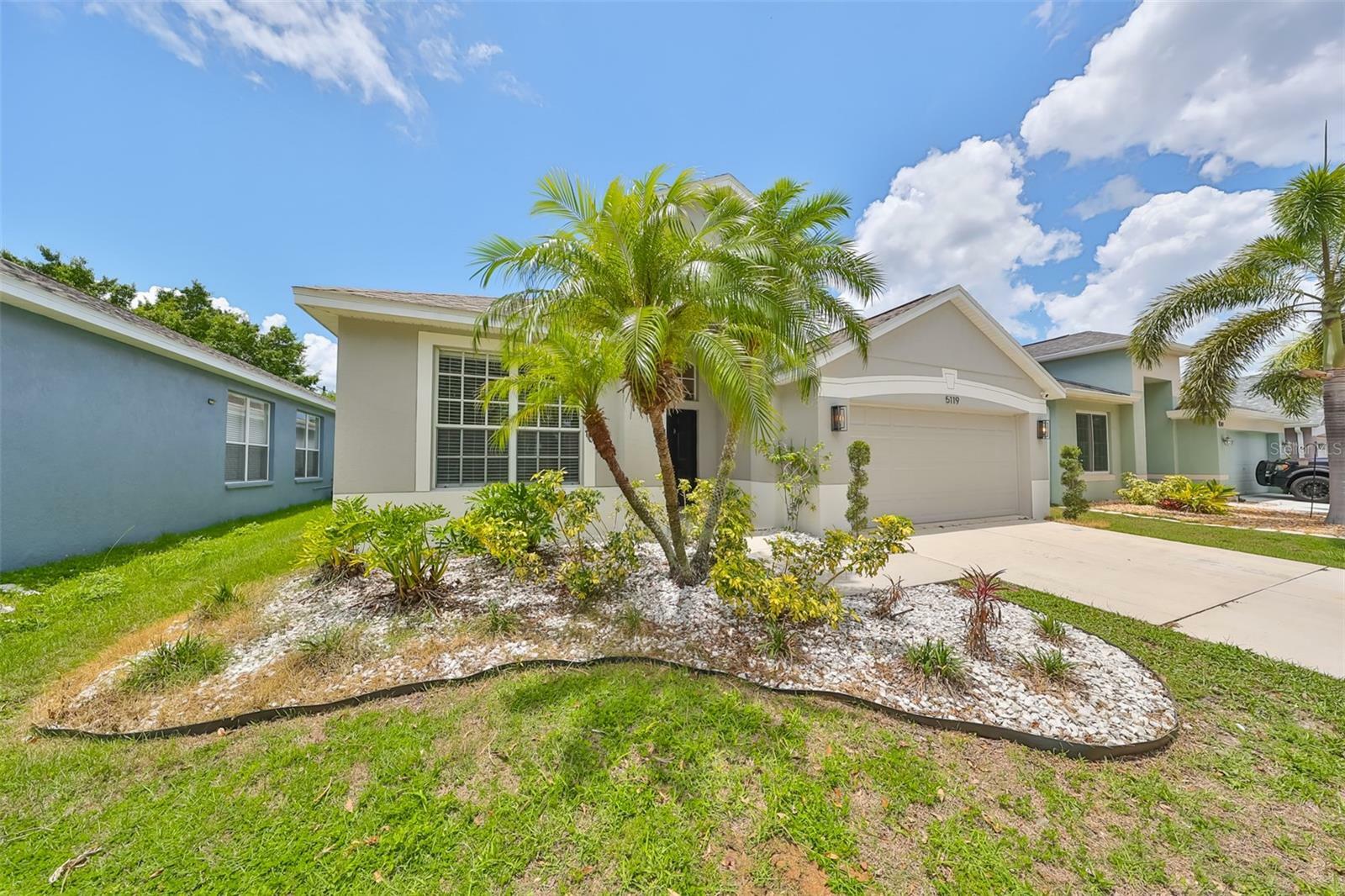 Property Photo:  5119 Clover Mist Drive  FL 33572 