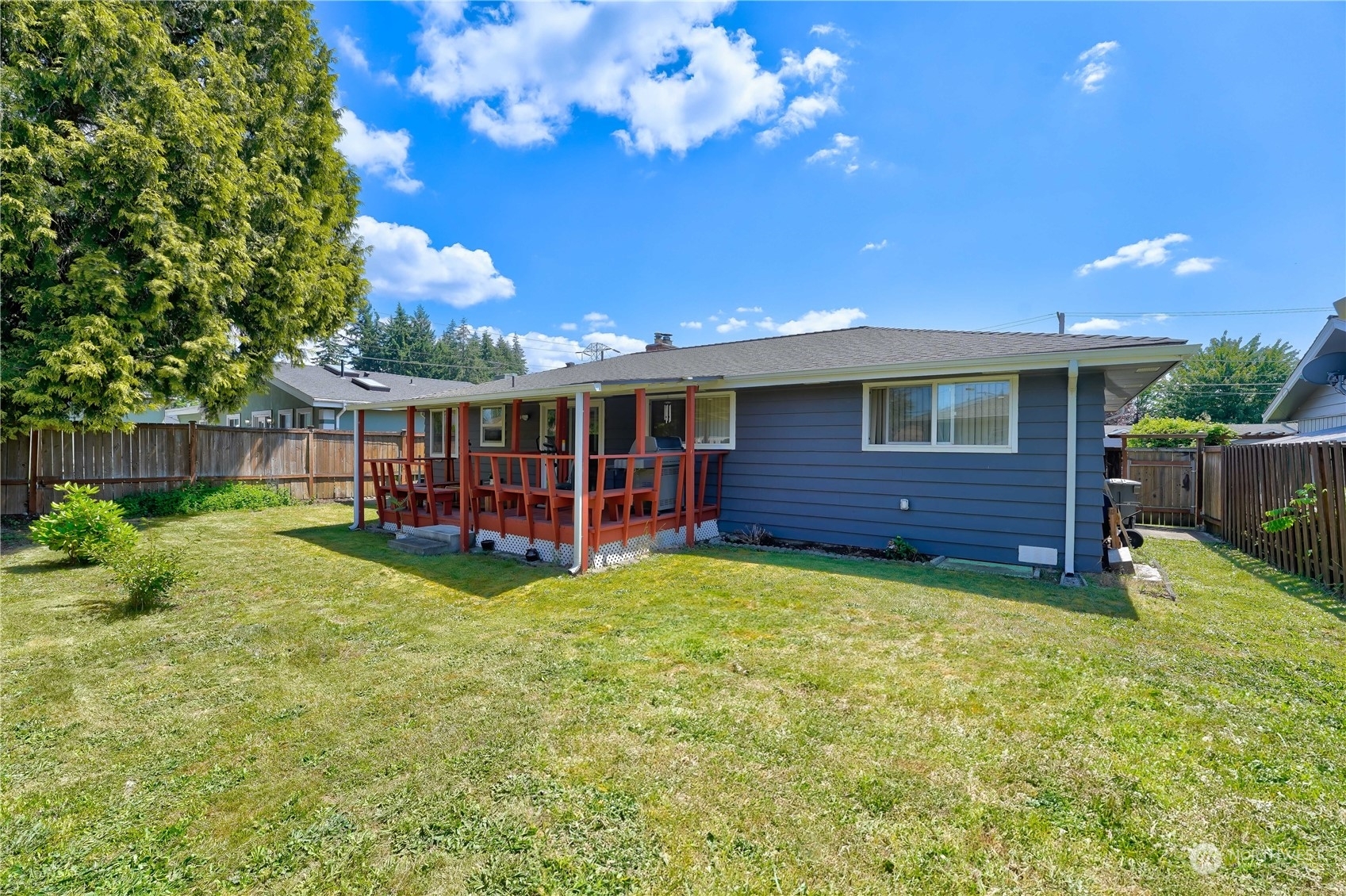 Property Photo:  3724 NE 10th Street  WA 98056 