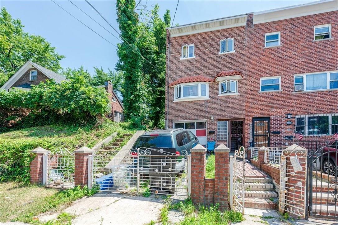 Property Photo: 426 Howe Avenue NY 10473
