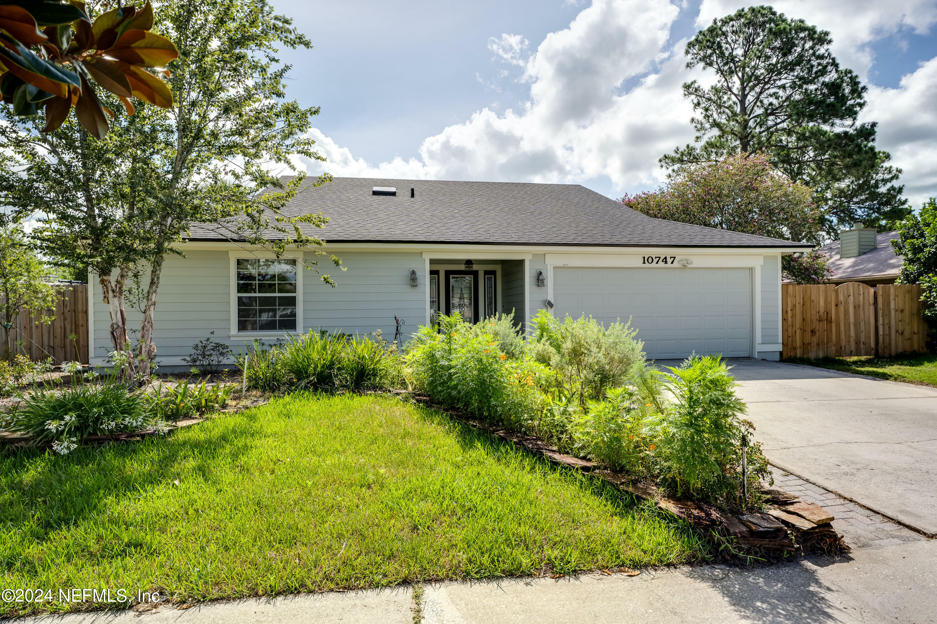 Property Photo: 10747 Crosstie Road E FL 32257