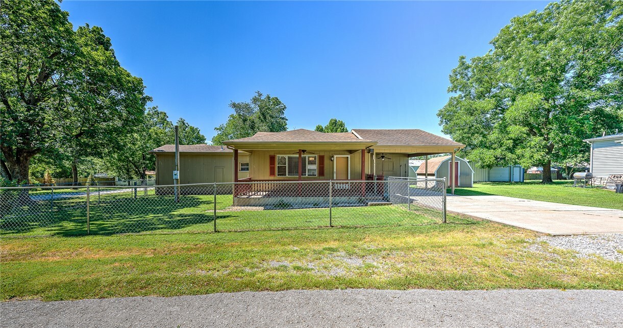 Property Photo:  401 SW Charlotte Street  AR 72736 