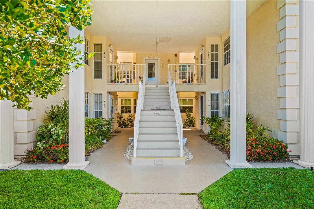 Property Photo:  306 Grove Isle Circle 306  FL 32962 