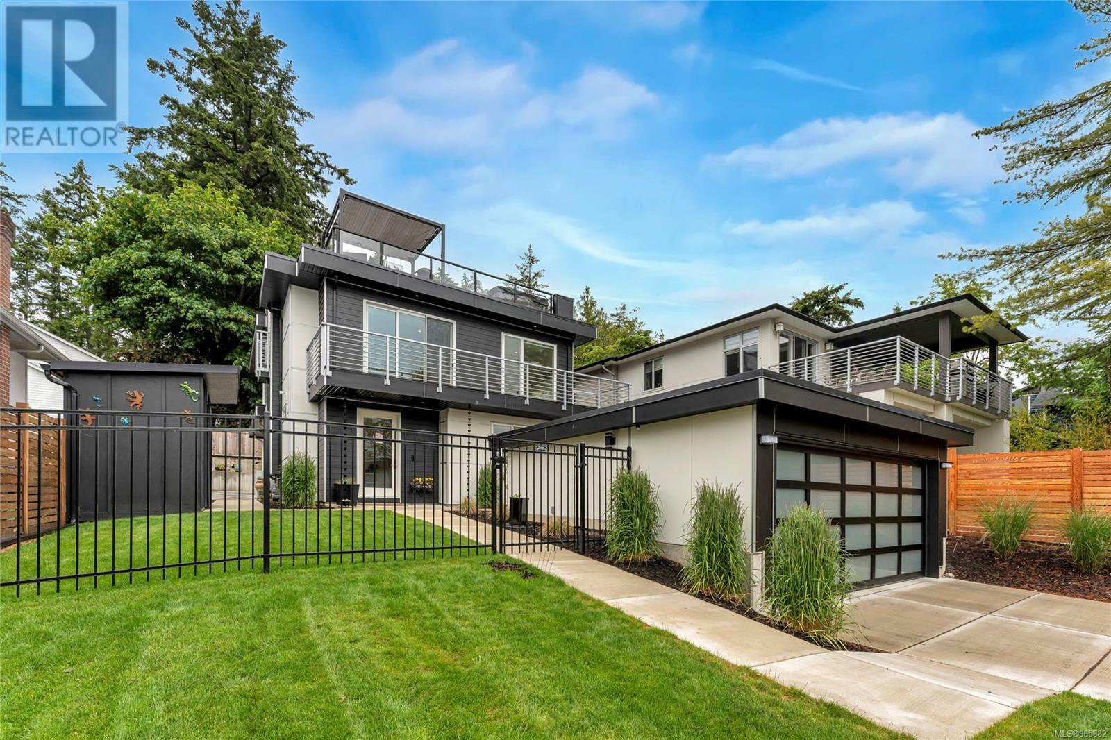 Photo de la propriété:  772 Harding Lane  BC V8M 2G2 