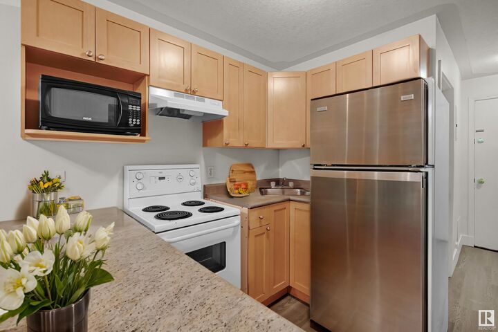 Property Photo:  11008 124 Street NW 6  AB T5M 0J4 