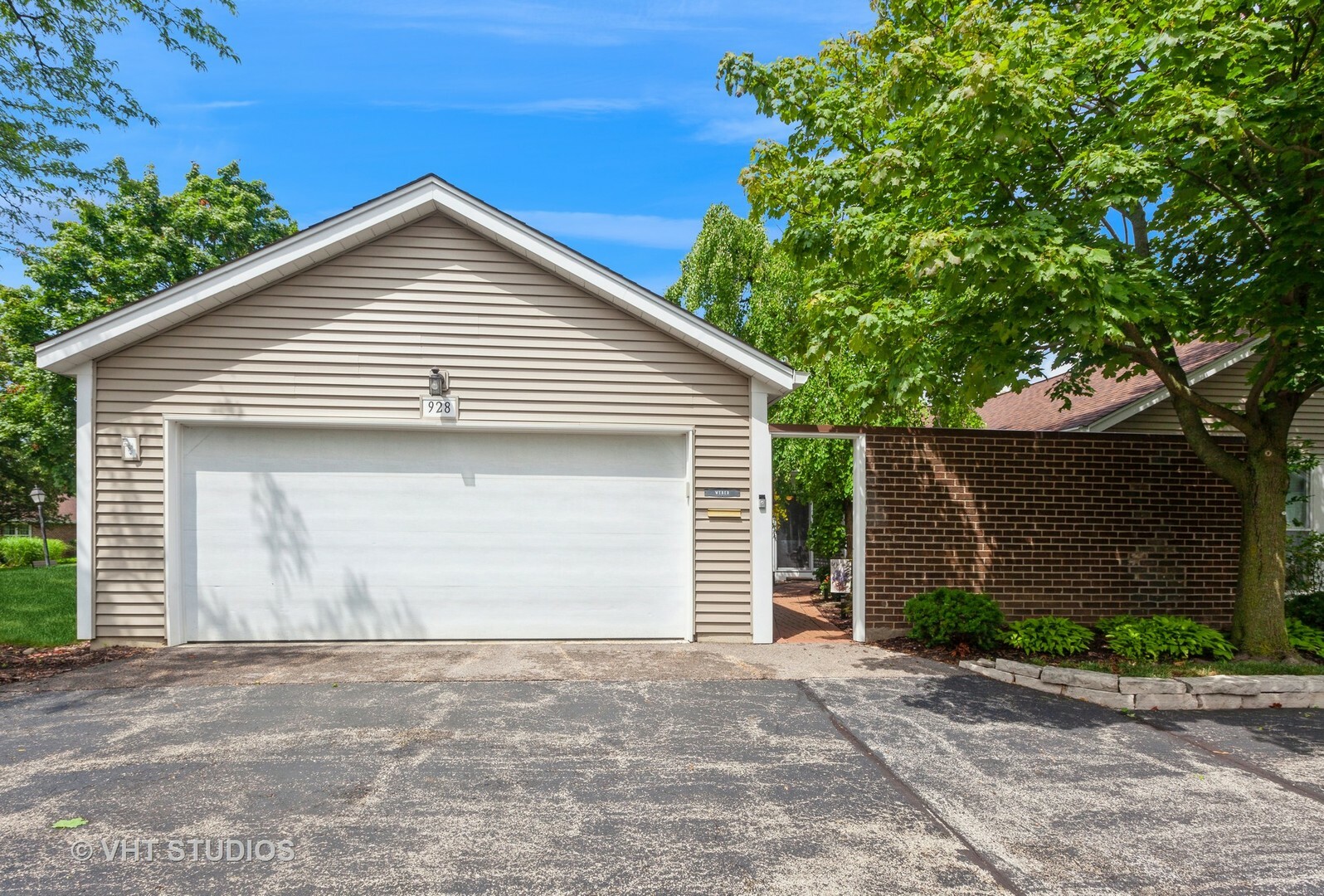 Property Photo:  928 Dartmouth Drive  IL 60189 