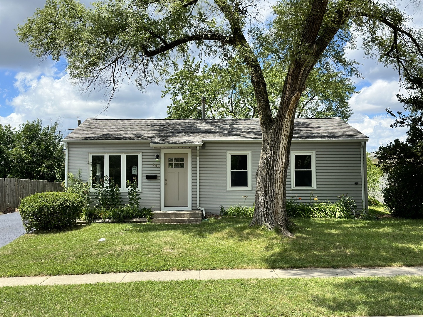 Property Photo:  118 E Streamwood Boulevard  IL 60107 