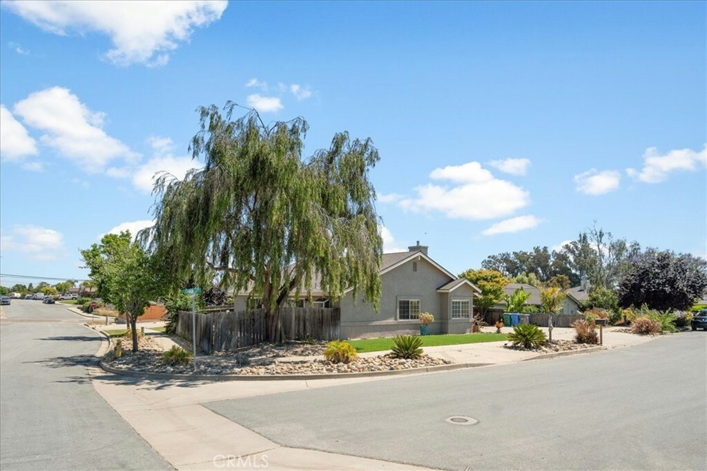 Property Photo:  815 Chata Street  CA 93444 