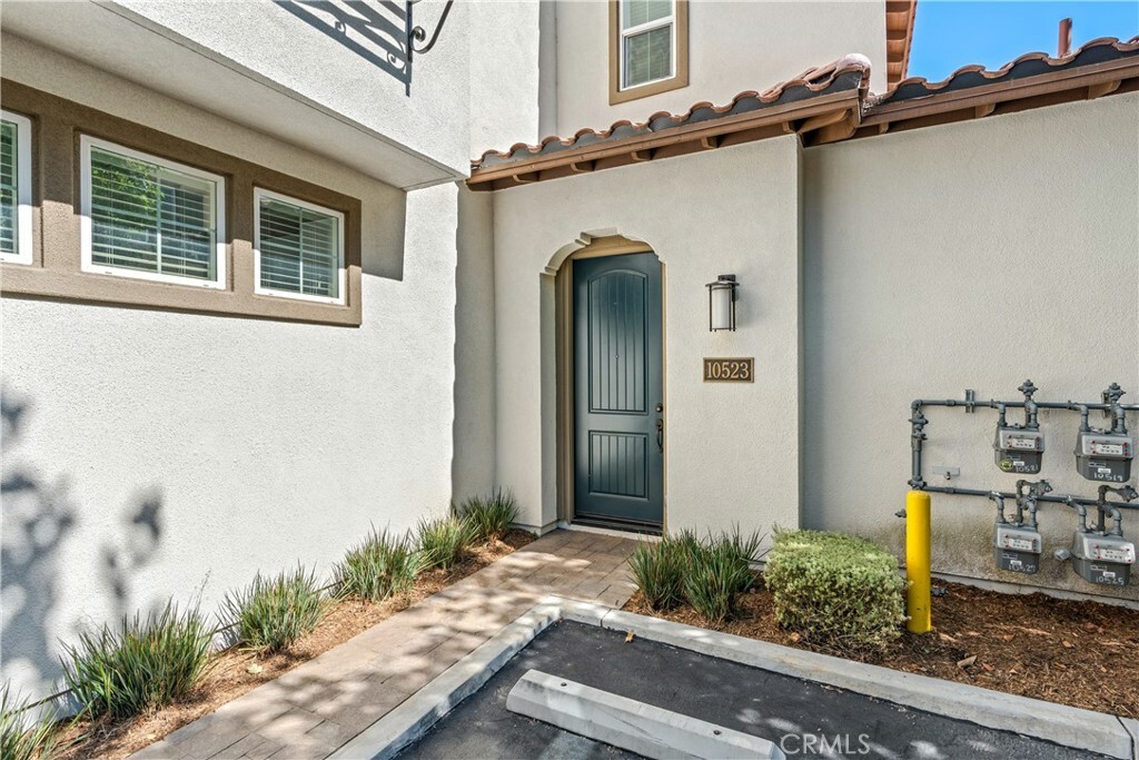 Property Photo:  10523 Acorn Place  CA 90720 