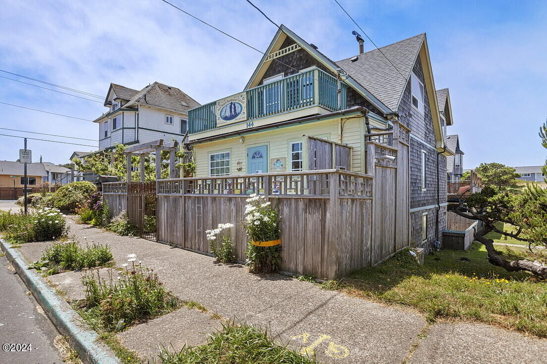 Property Photo: 144 SW Coast Street OR 97365
