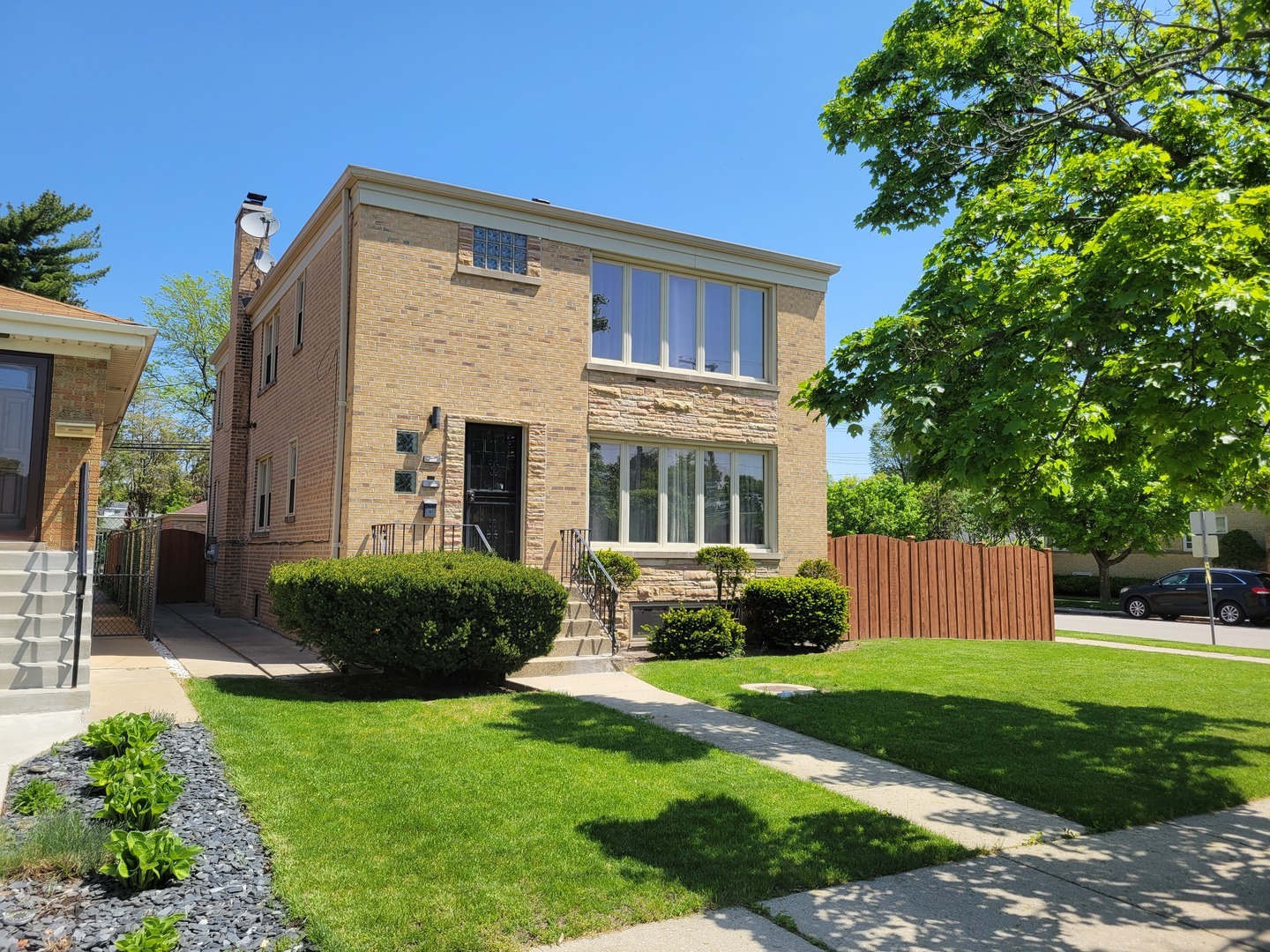 Property Photo: 6037 N Sauganash Avenue 1 IL 60646
