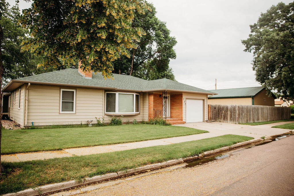 Property Photo: 703 SE 12th Ave SD 57401