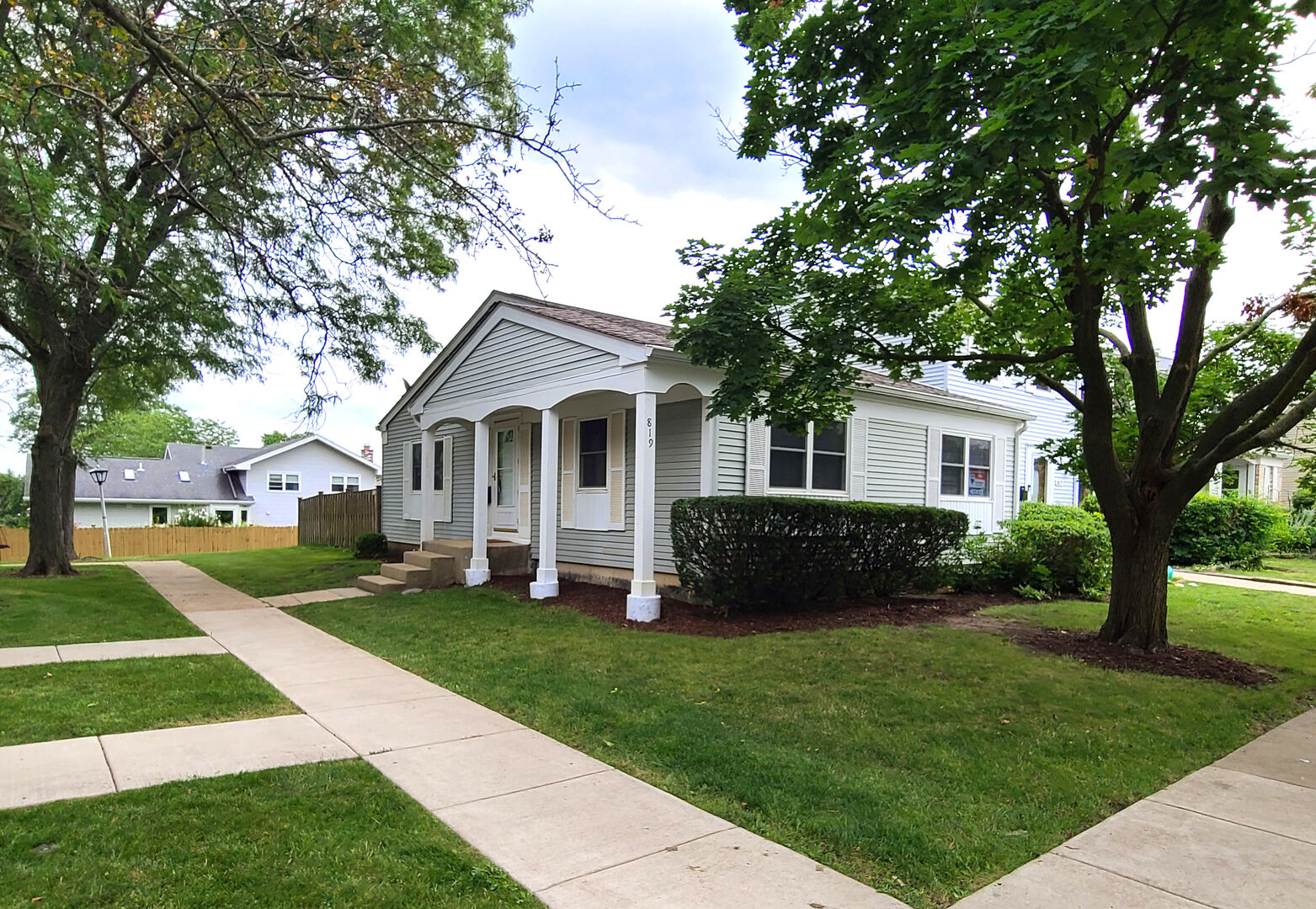 Property Photo:  819 Mansfield Court  IL 60194 