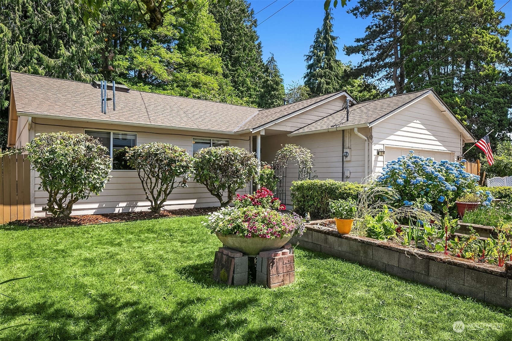 Property Photo:  4017 Grand Avenue  WA 98201 