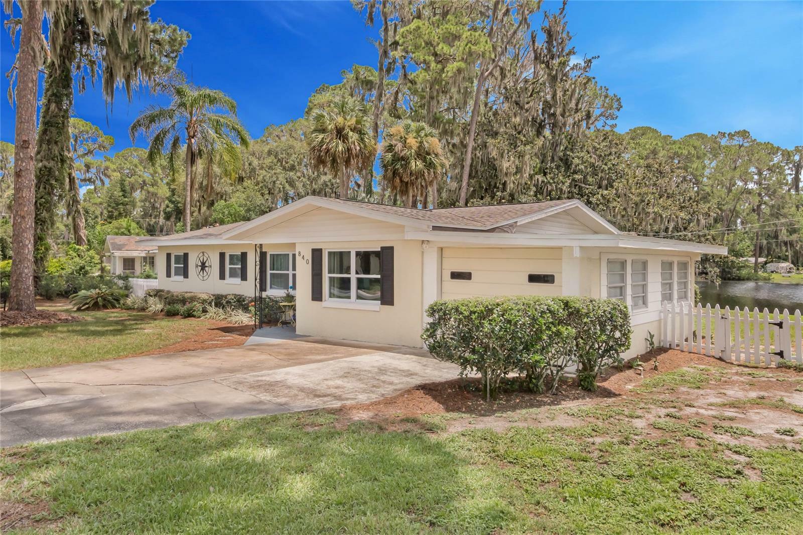 Property Photo: 840 W Woodward Avenue FL 32726