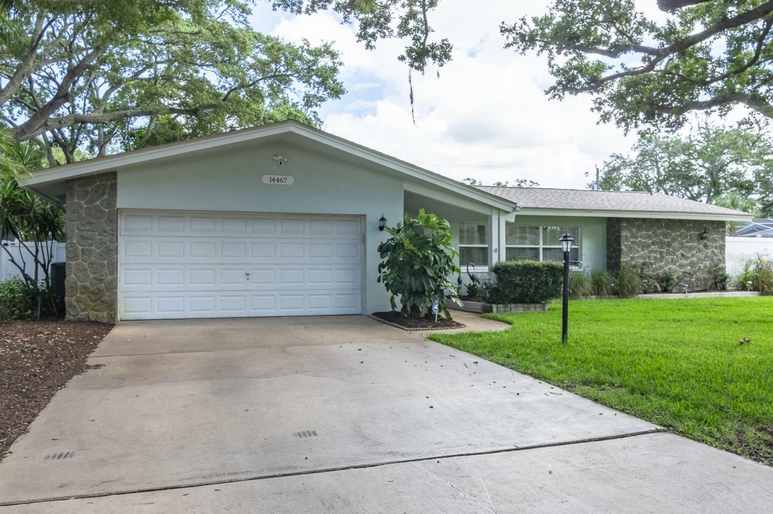 Property Photo:  14467 Oakglen Drive  FL 33774 