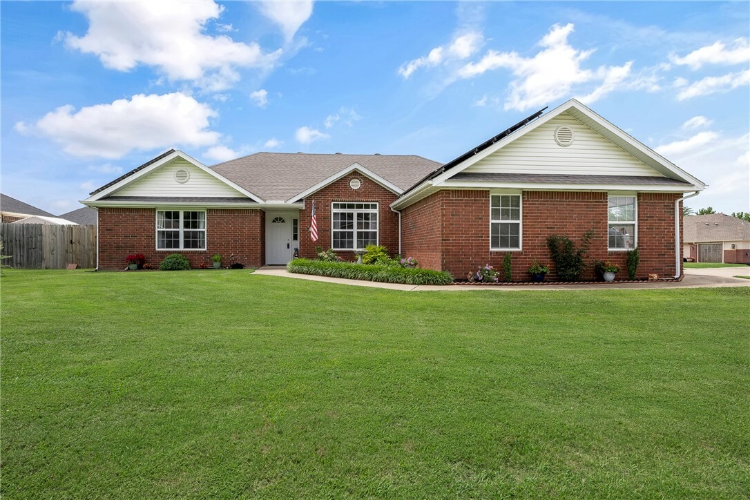 Property Photo:  925 Todd Circle  AR 72751 