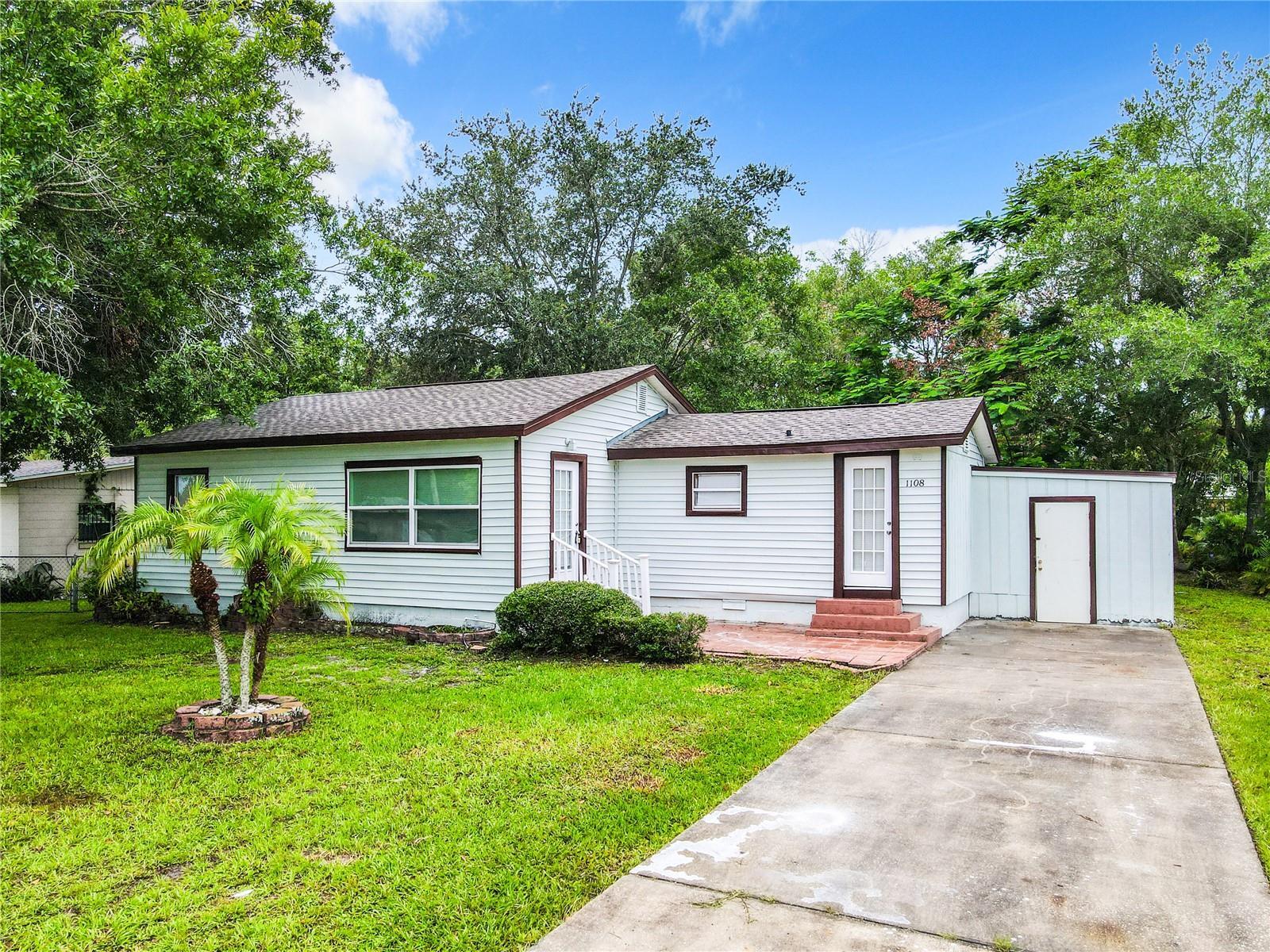 Property Photo:  1108 N Palm Ave  FL 34741 