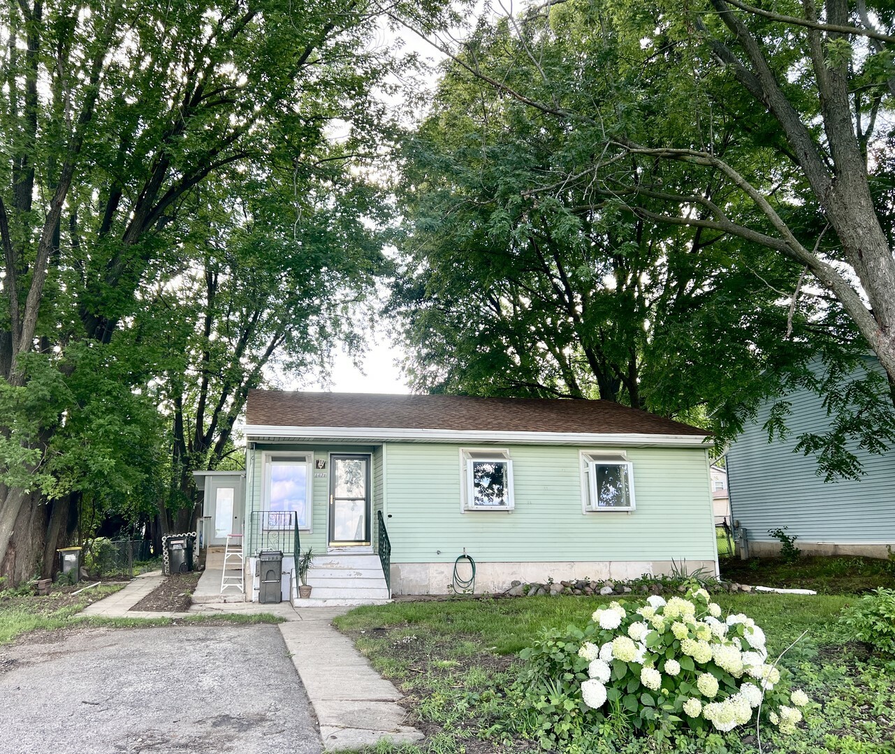 Property Photo:  1421 Jefferson Street  IL 60156 