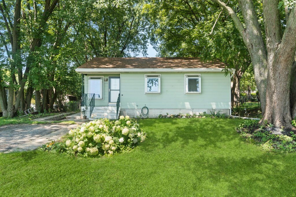 Property Photo: 1421 Jefferson Street IL 60156