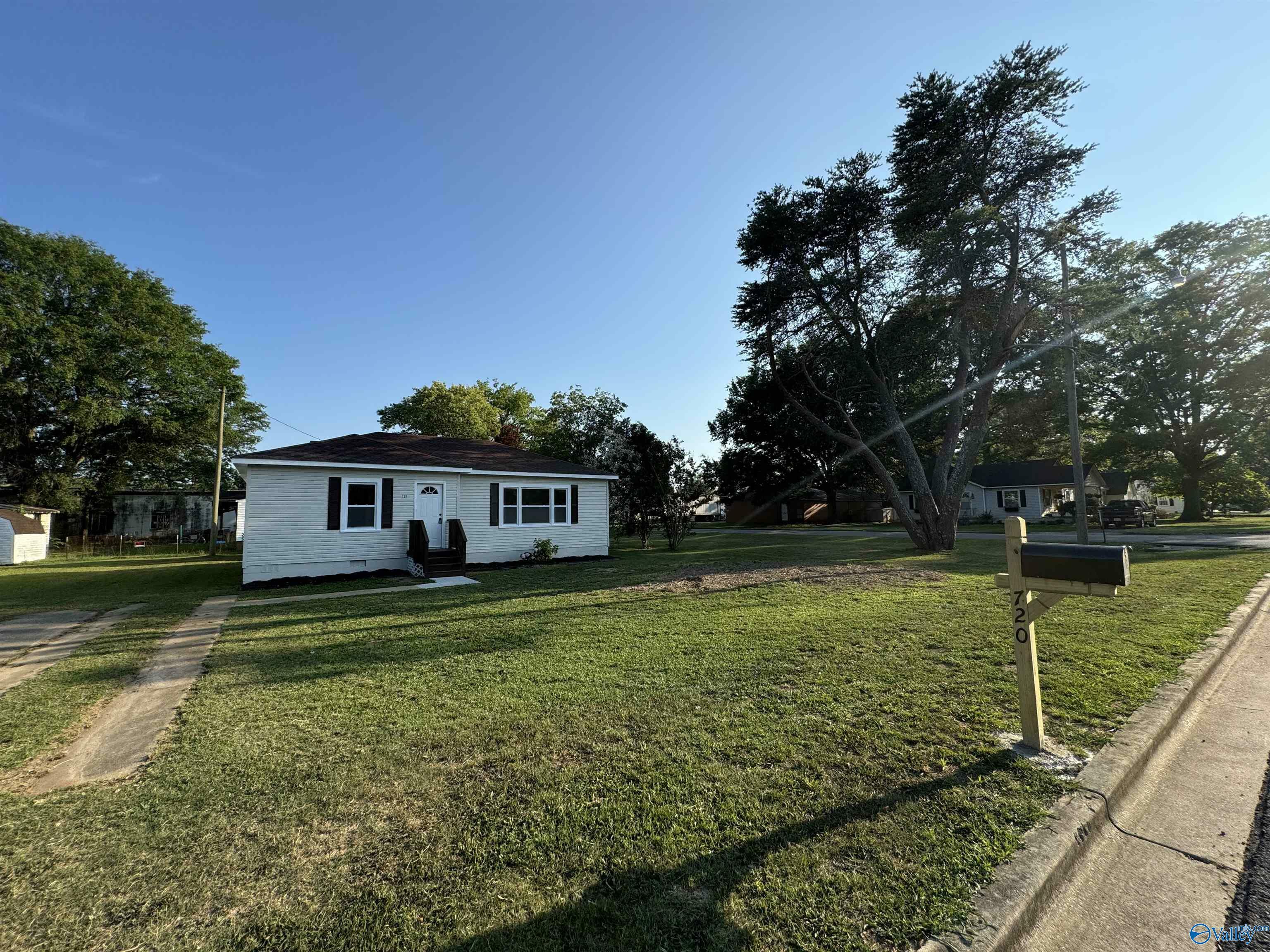 Property Photo:  720 North Street  AL 35650 