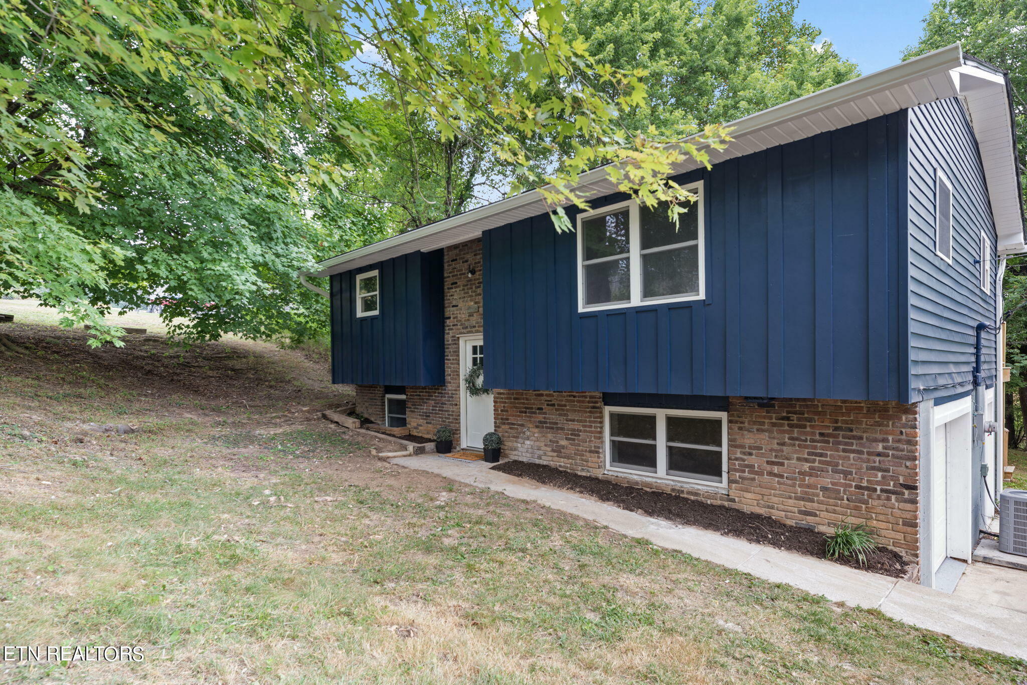 Property Photo:  512 E Winchester St  TN 37854 