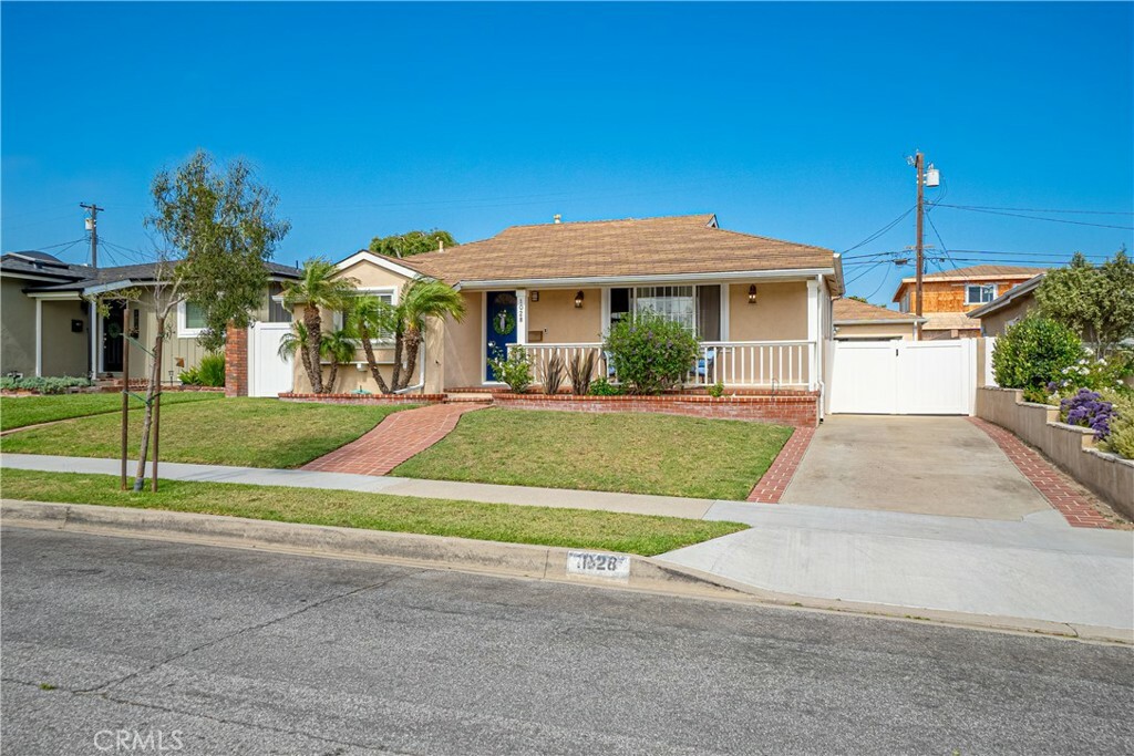 Property Photo:  1028 Teri Avenue  CA 90503 