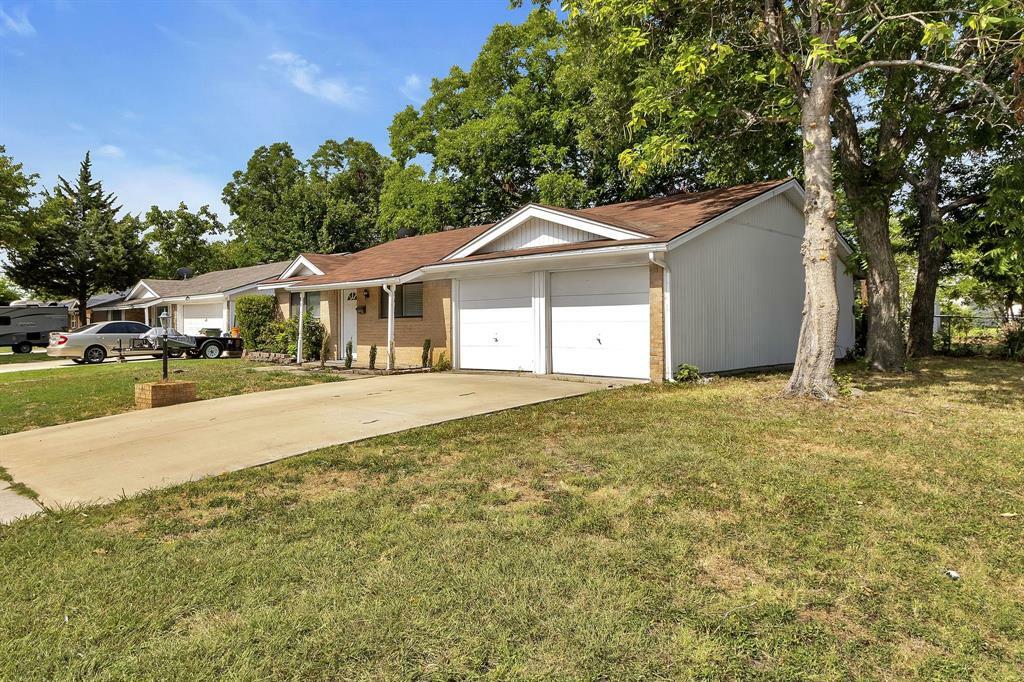 Property Photo:  820 Lovers Lane  TX 76051 