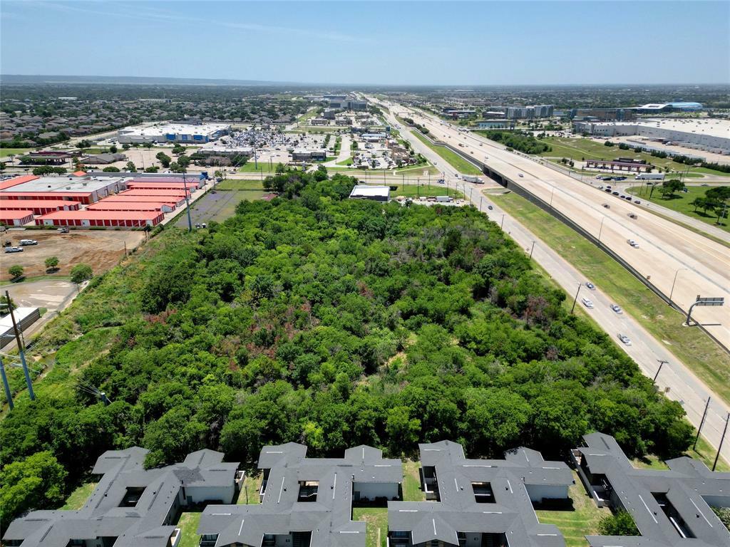 Photo de la propriété:  1200 W Pioneer Parkway  TX 75051 