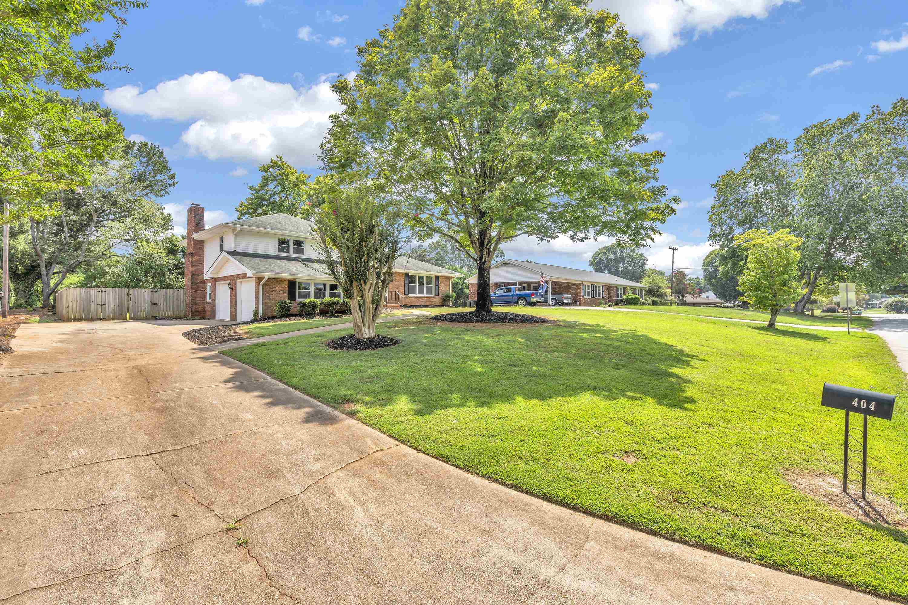 Property Photo:  404 Lowndes Drive  SC 29307 