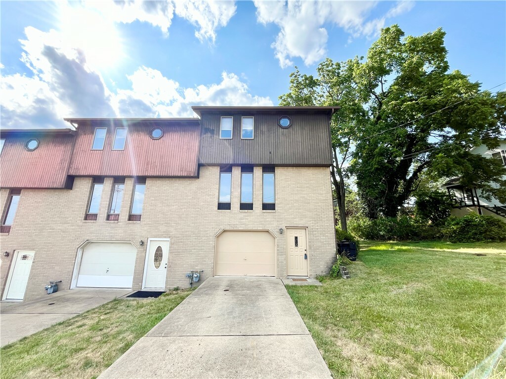 Property Photo:  1004 Luehm Ave  PA 15137 