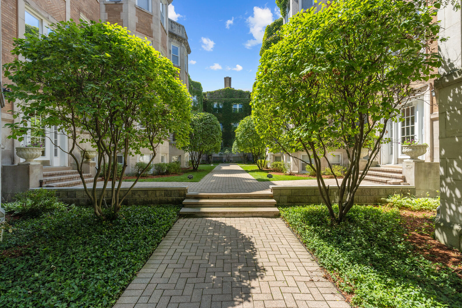 Property Photo:  869 W Cornelia Avenue 1  IL 60657 
