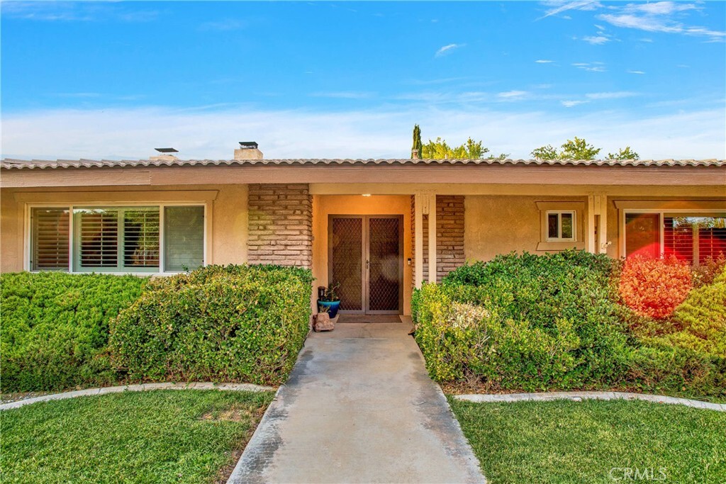 Property Photo: 19476 Yanan Road CA 92307