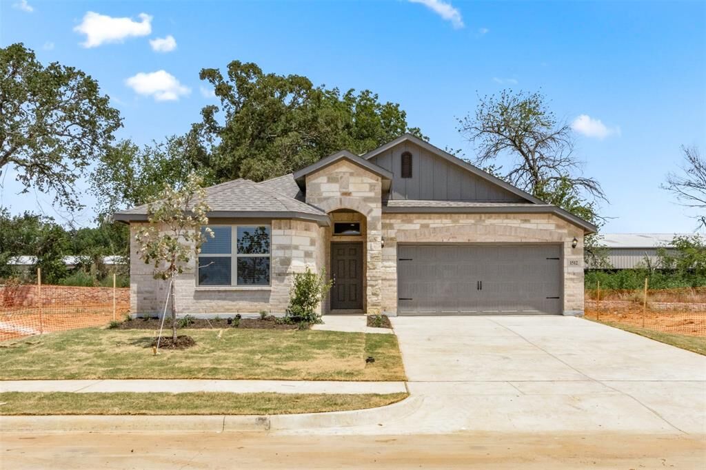 Property Photo: 1512 Edgeway Drive TX 76227