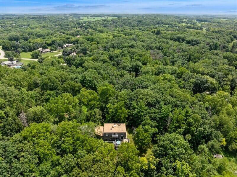 Property Photo:  N9w30119 Lang Udsigt Cir  WI 53188 