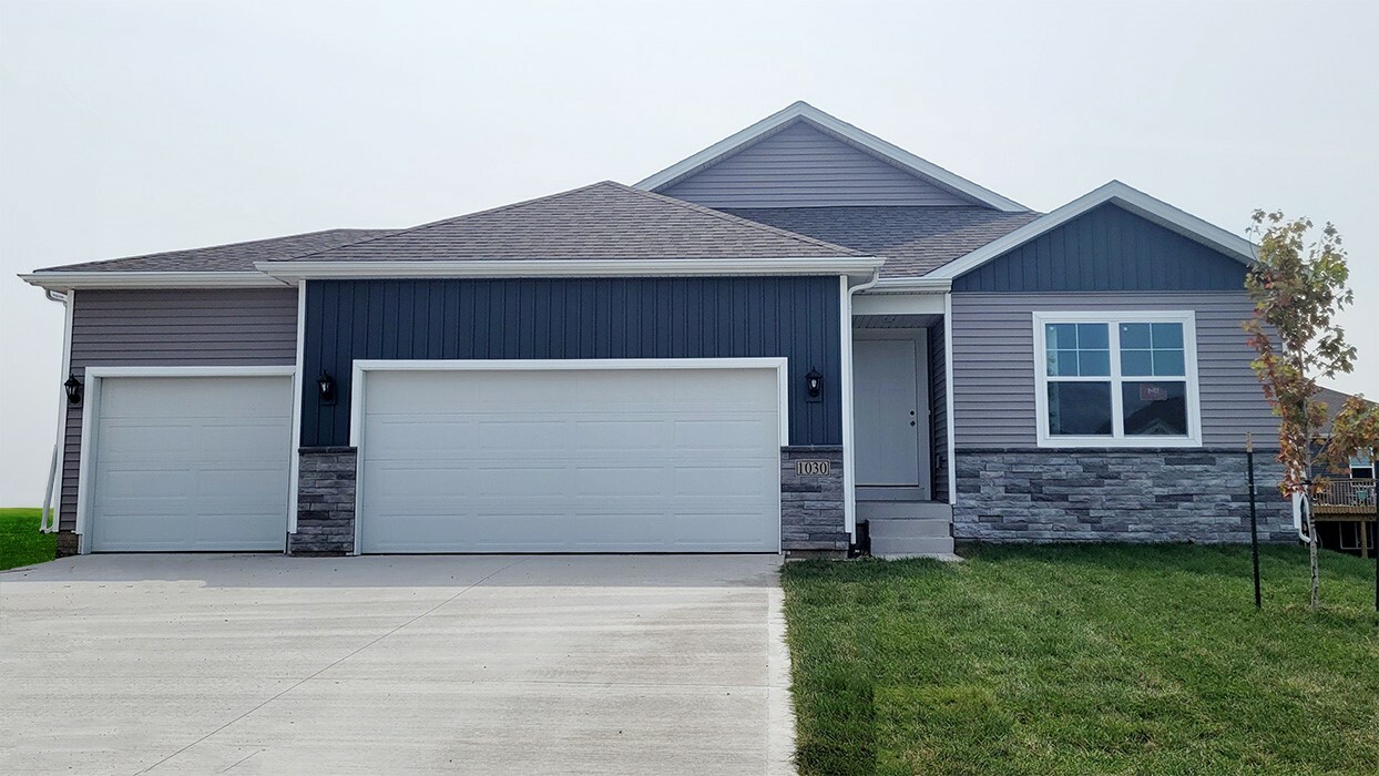 Property Photo:  1030 Northview Drive  IA 50263 