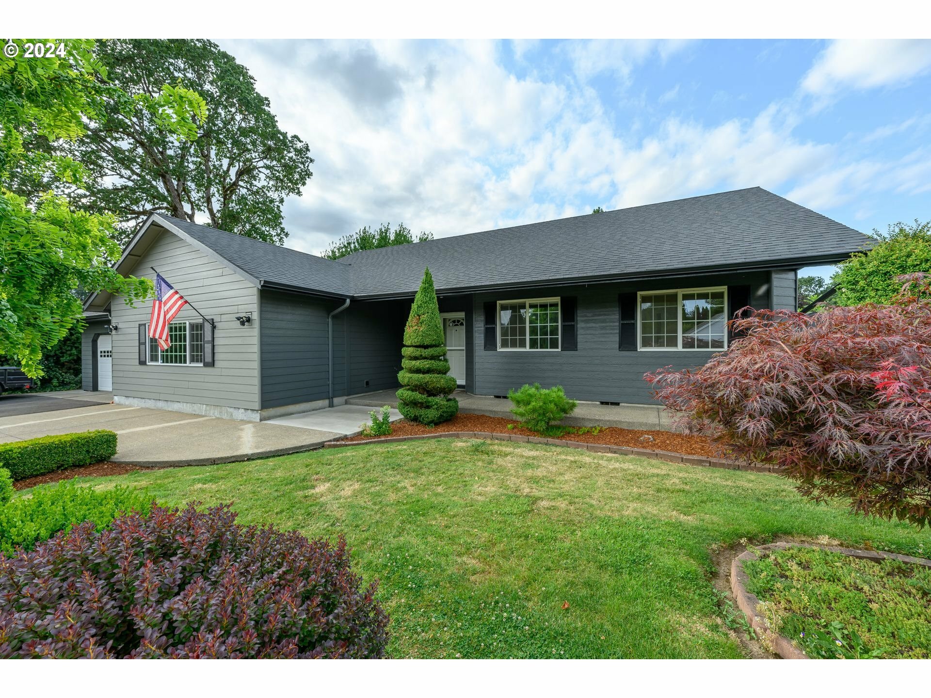 Property Photo:  825 SW Hilary St  OR 97128 