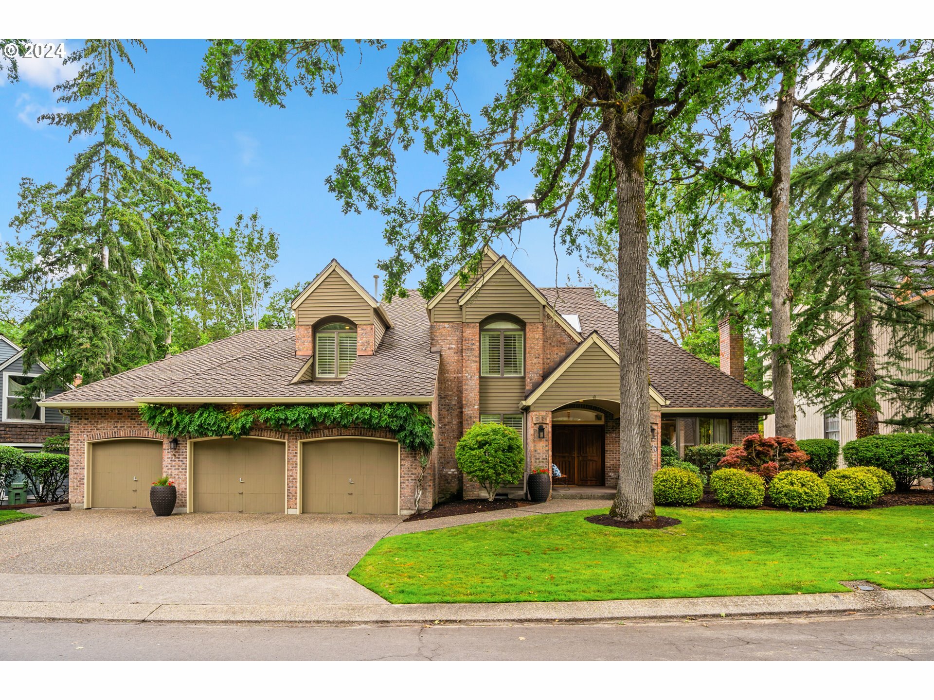 Property Photo: 14360 Amberwood Cir OR 97035