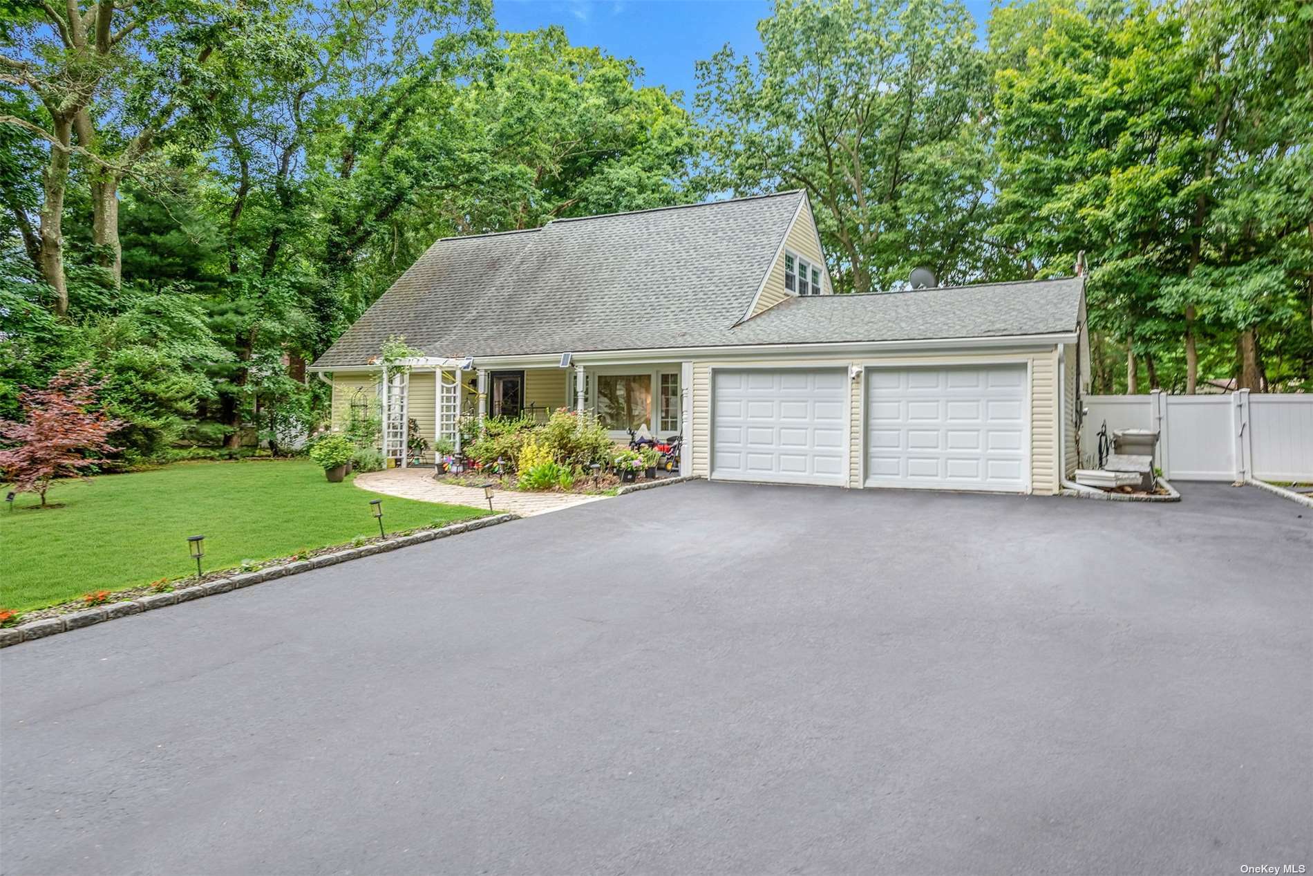 Property Photo:  22 Shawmont Lane  NY 11790 