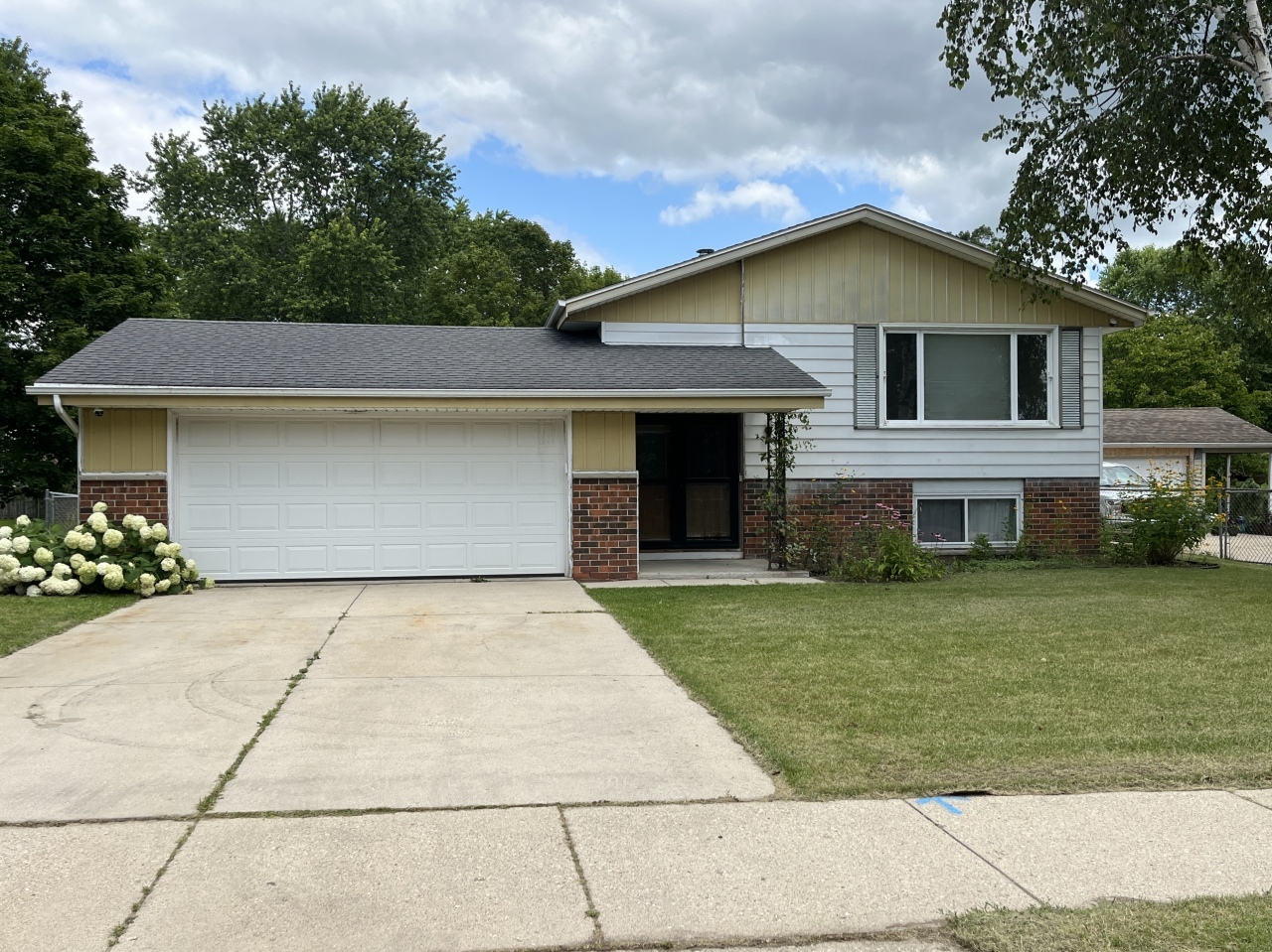 Property Photo: 2226 Wellington Dr WI 53090