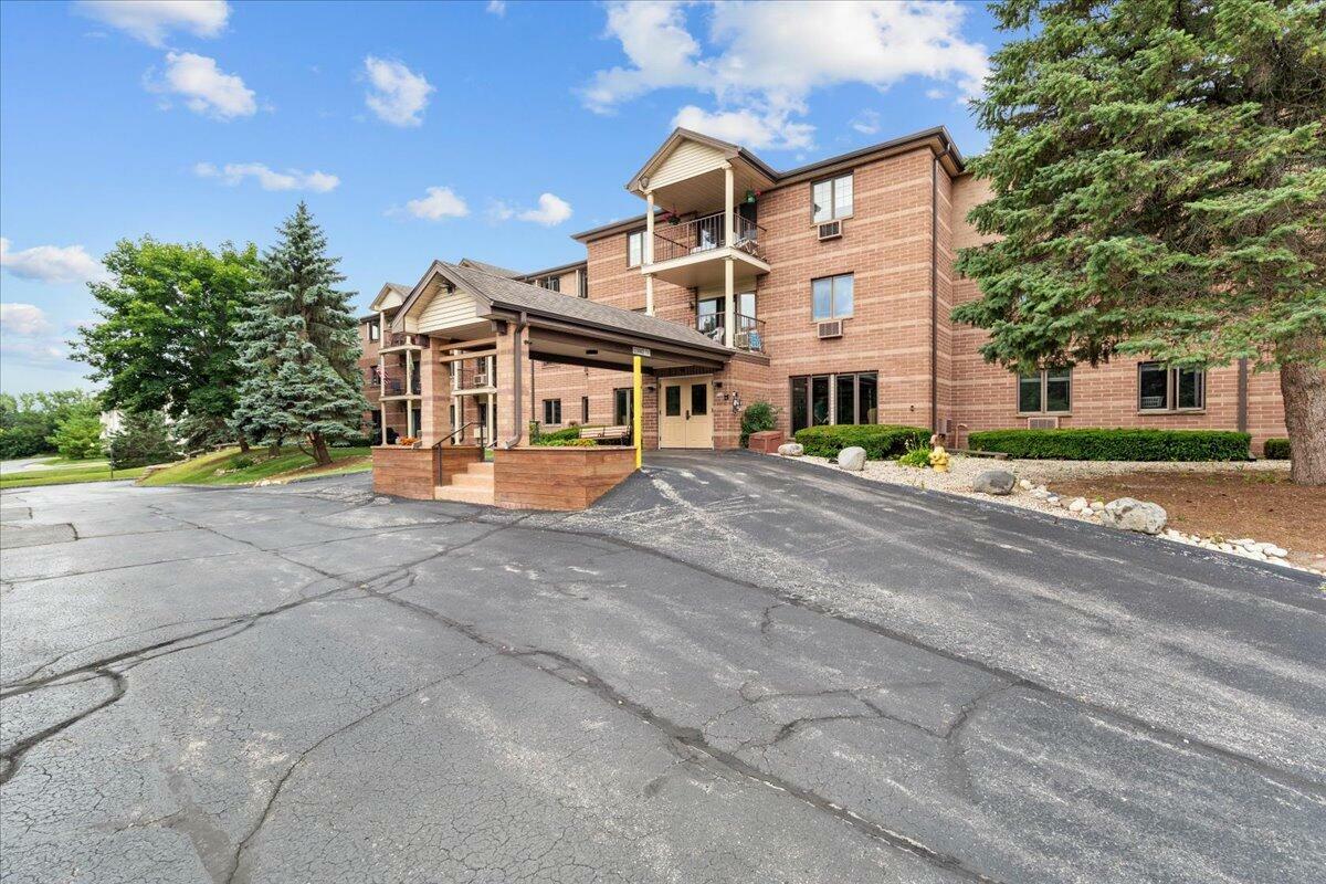 Property Photo:  530 N Silverbrook Dr 106  WI 53090 