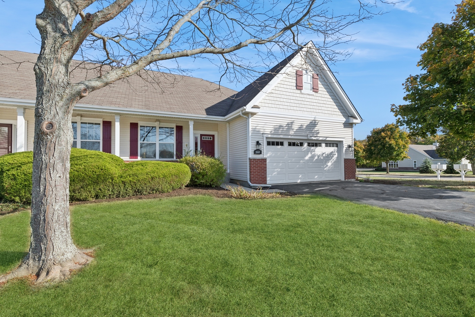 Property Photo: 2557 Clubhome Lane 2557 IL 60087