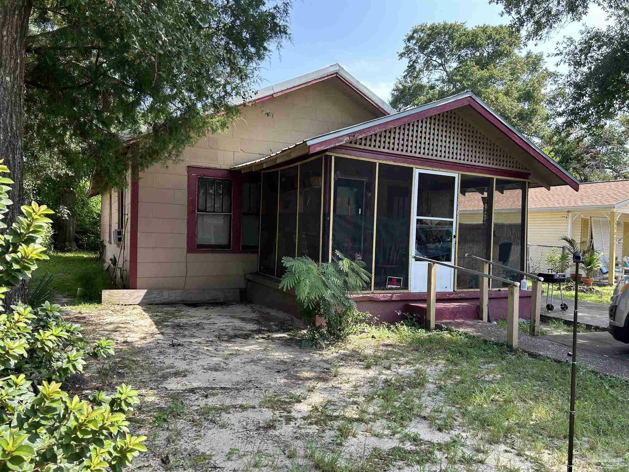 Property Photo:  1706 W Intendencia St  FL 32502 