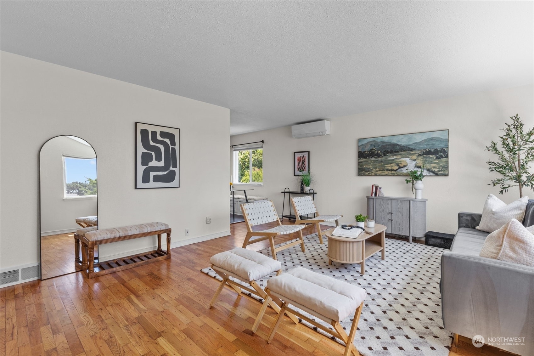 Property Photo: 1560 S Ferdinand Street WA 98108