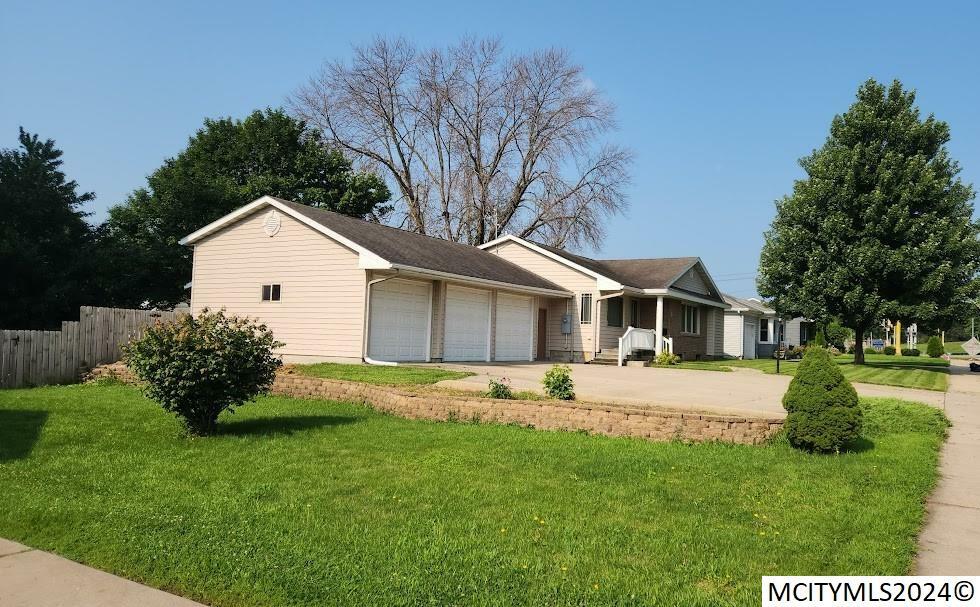 Property Photo:  813 4th SE  IA 50401 