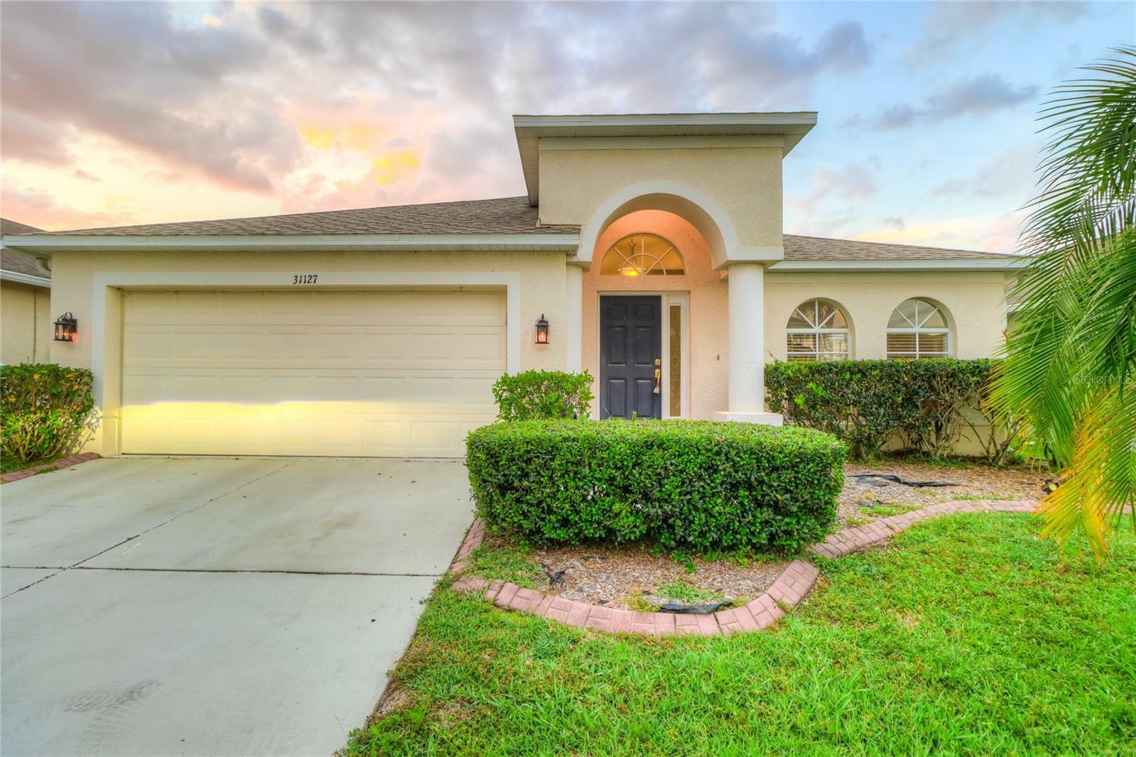 Property Photo:  31127 Whinsenton Drive  FL 33543 